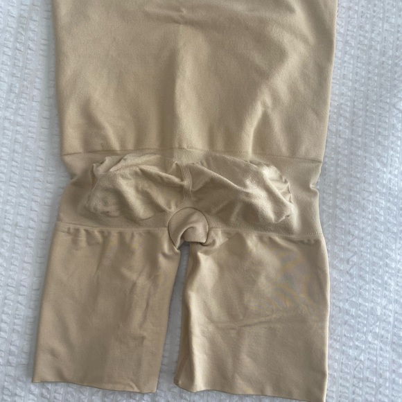 ASSETS by SPANX Women's Remarkable Results High-Waist Mid-Thigh Shaper - Picture 5 of 6